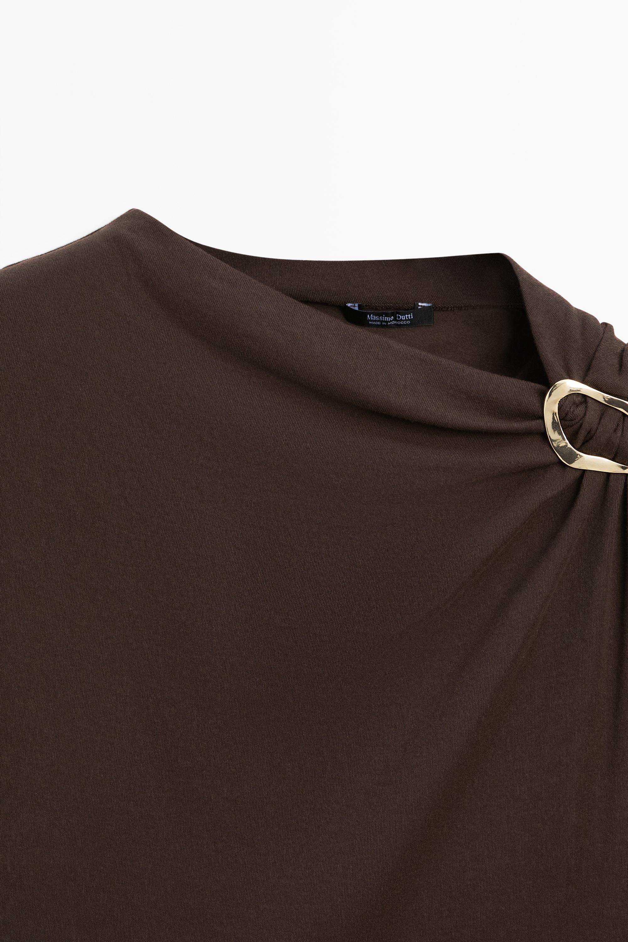 Top asymétrique avec bijou